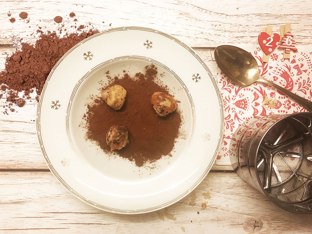 foto delle palline di panettone nel cacao amaro