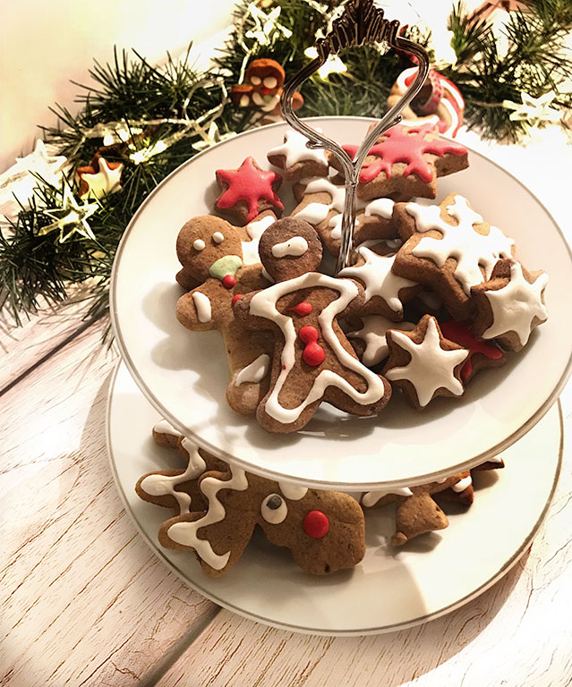 biscotti di Natale pan di zenzero con glassa decorata