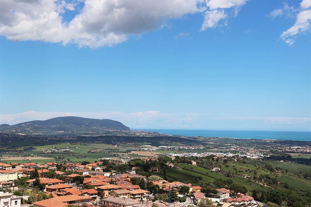 Foto della vista della costa del Conero e del mare