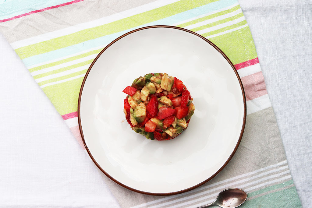 flatlay della tartare di avocado e fragole